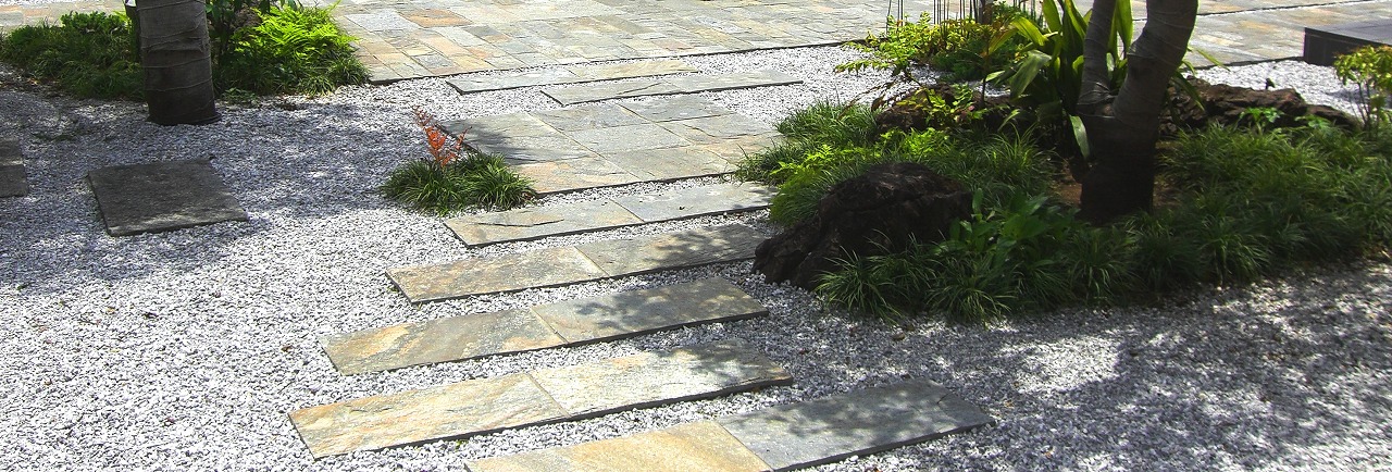 ガーデンリフォーム:シルバーグリーンの自然石と植込みの対比2