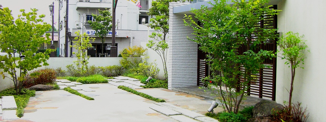 エクステリアリフォーム部分:玄関のエントランスゲートと庭園 