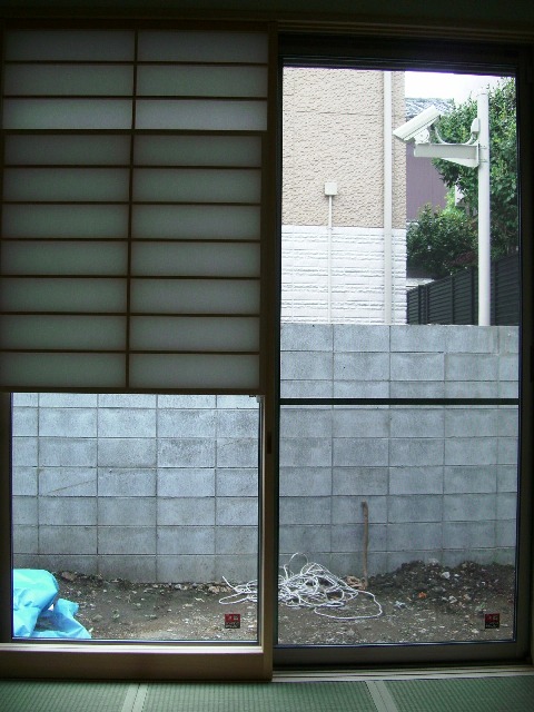施工前:ブロック塀が低くてお隣の玄関やトイレの窓が。。①