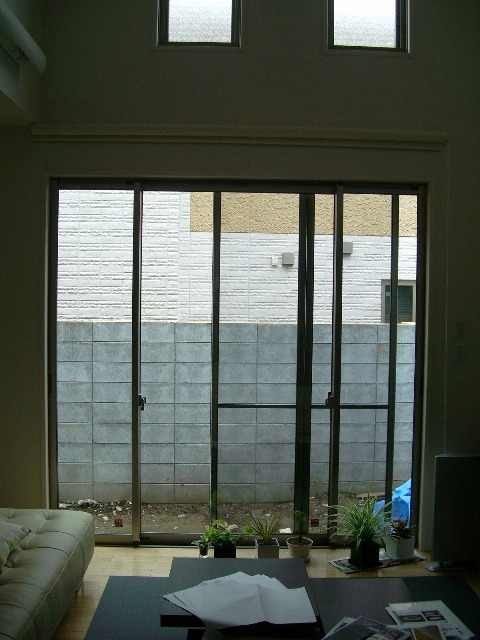 施工前:ブロック塀が低くてお隣の玄関やトイレの窓が。。