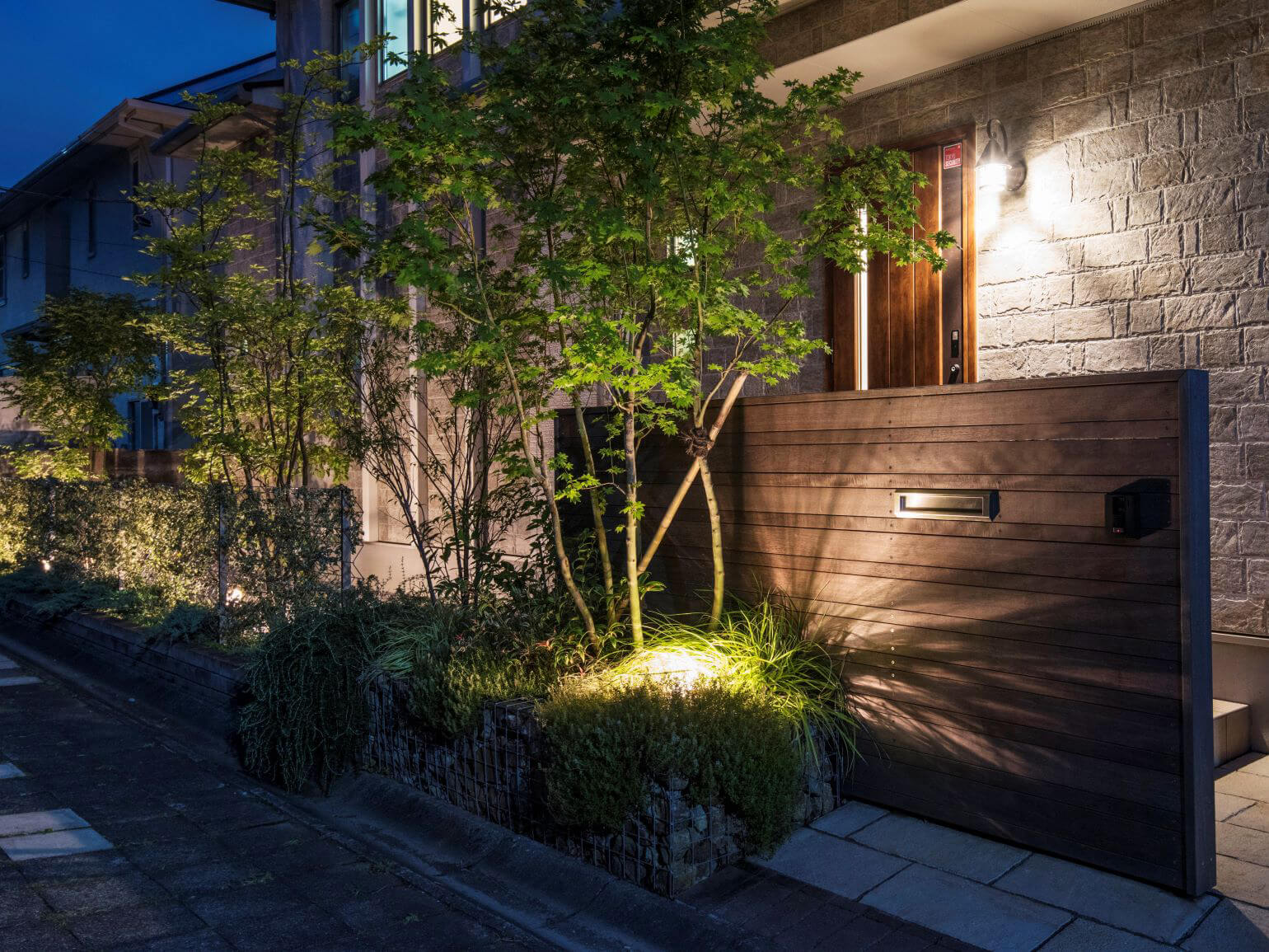 アメリカ西海岸の雰囲気を感じられる庭 おしゃれでモダンなエクステリア 外構と庭は受賞歴多数のザ シーズン東京本店