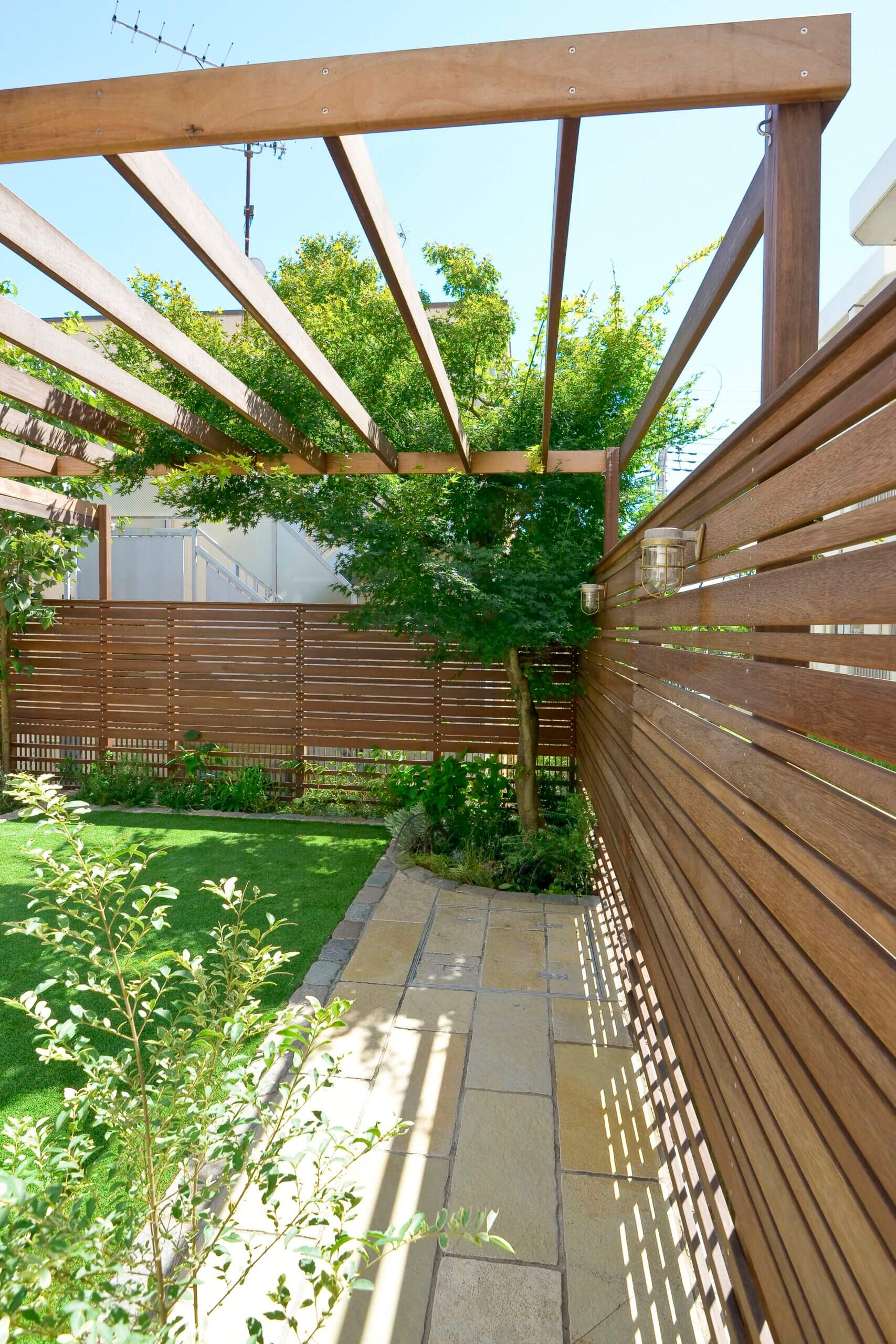 自然と調和する癒しのアウトドアリビングy様邸 おしゃれでモダンなエクステリアと庭の外構業者は受賞歴多数ザ シーズン東京本店